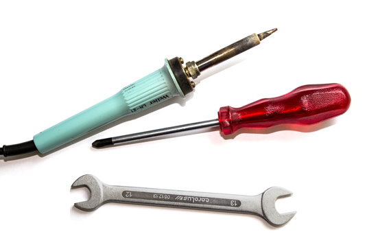 Bild Werkzeuge: Lötkolben, Schraubendreher und Maulschlüssel